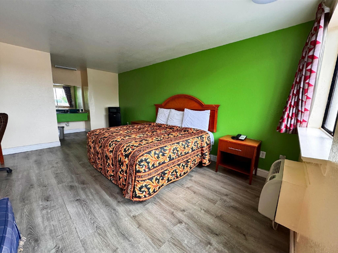 Bedroom 3, Cloverleaf Motel Richmond Near Turnpike, Richmond