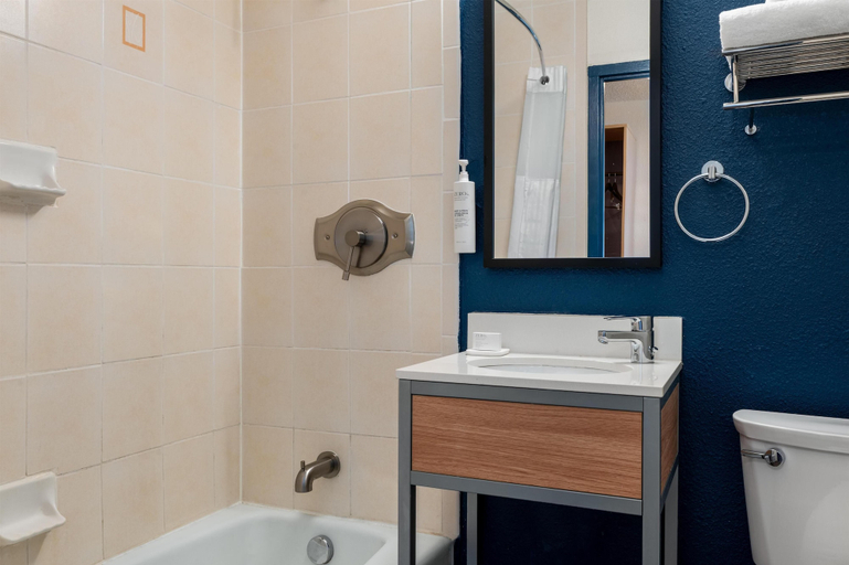 Bathroom 4, Spark by Hilton Watertown, Jefferson