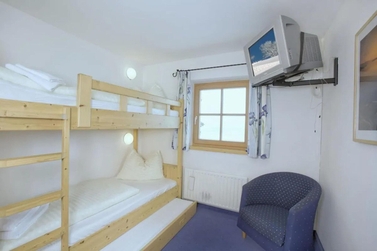 Room 3, Quiet Alpine Cottage for 9 With Suana, Zell am See