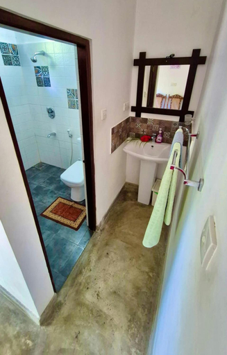 Bathroom 4, Dionis Villa, Habaraduwa