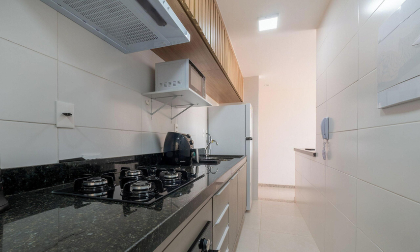 Private kitchen 5, Beautiful apt in Building w Pool Guarajuba Aga0203, Camaçari