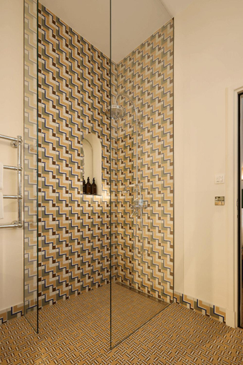 Shower 5, Hotel Le Nord-Pinus, Bouches-du-Rhône