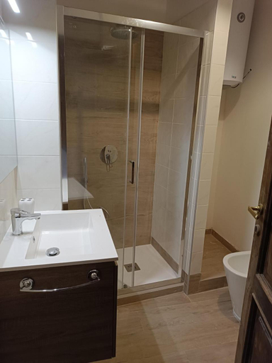 Bathroom 3, Panetteria Apartment, Roma