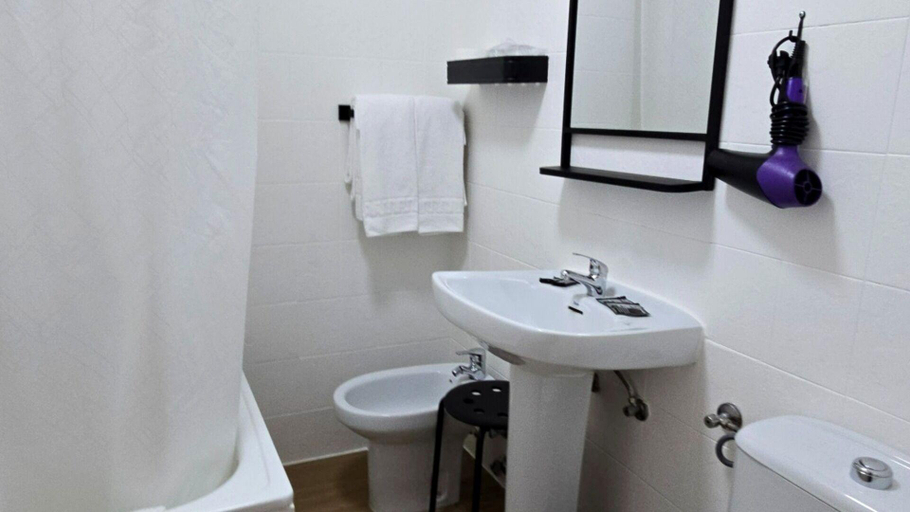 Bathroom 3, Hostal Prada, Madrid