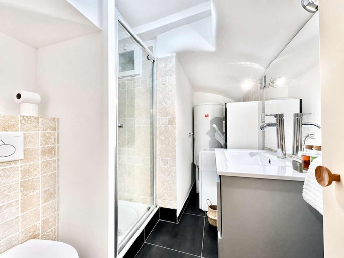Bathroom, Ersextius, IB, Aix-en-Provence, Bouches-du-Rhône