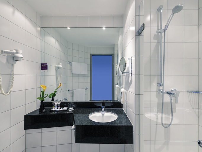 Bathroom 5, Mercure Hotel Frankfurt Eschborn Helfmann Park, Main-Taunus-Kreis