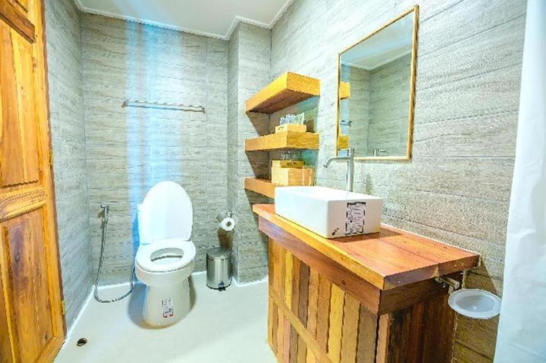 Bathroom 4, Burann Bangtanode, Photharam