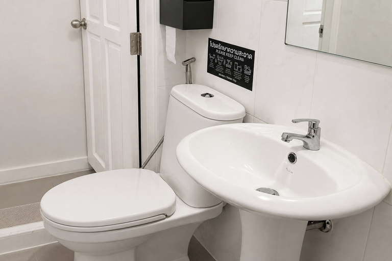 Bathroom 3, 101 Seoul Hostel, Wang Thonglang