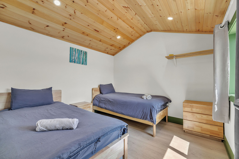 Bedroom 3, White Birches Cottages, Haliburton