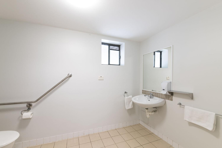 Bathroom 3, Queensport Hotel, Hemmant-Lytton