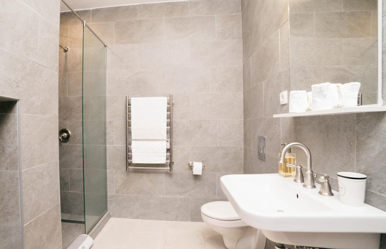 Bathroom 3, Laz Palace