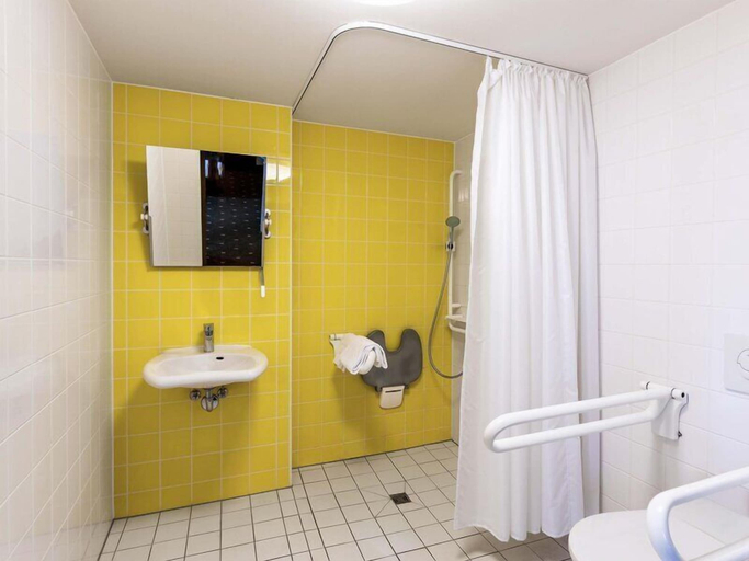 Bathroom 5, B&B Hotel Düsseldorf-Mitte, Düsseldorf