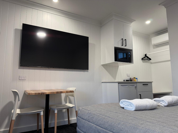 Bedroom 2, Goldfields Motel, Blayney