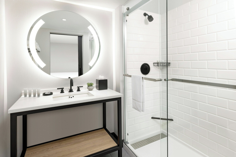 Bathroom 4, Arcadian Hotel, Norfolk