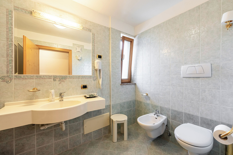 Bathroom 4, Schloss Hotel Dolomiti, Trento