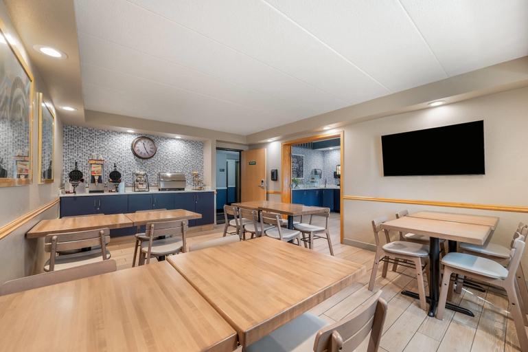 Food & Drinks 5, AmericInn by Wyndham Bemidji, Beltrami