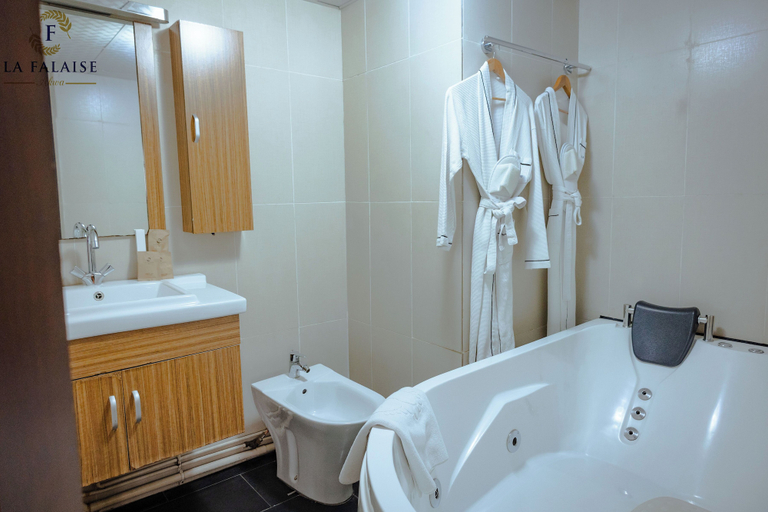Bathroom 4, Hôtel Résidence La Falaise, Wouri