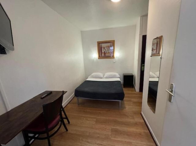 Bedroom 4, HOTEL CHEVALLIER, Hauts-de-Seine