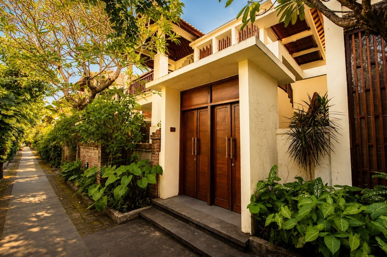 Exterior & Views