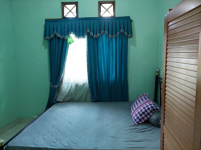 Room 2, OYO 95178 Azifa Guest House, Sleman
