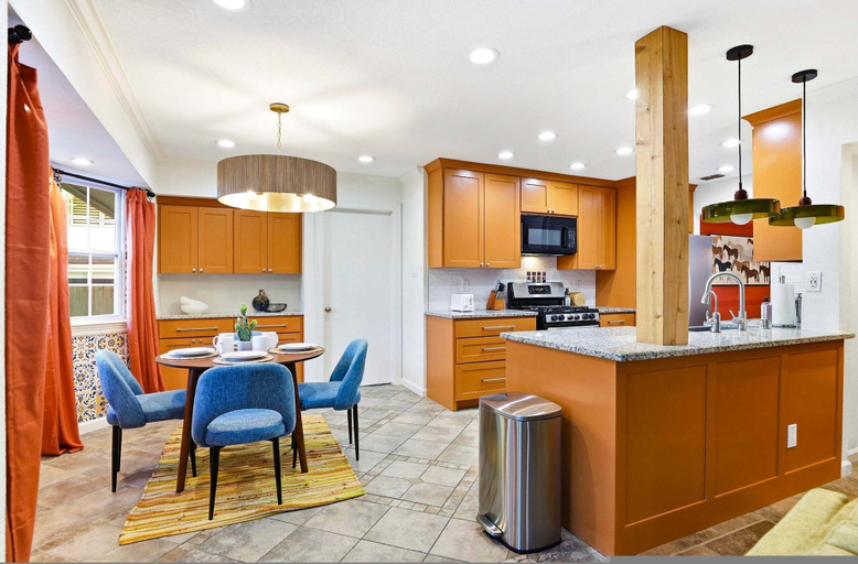 Room 3, Elegant Escape Sleeps 14 Games Pool Fire Pit, Bexar