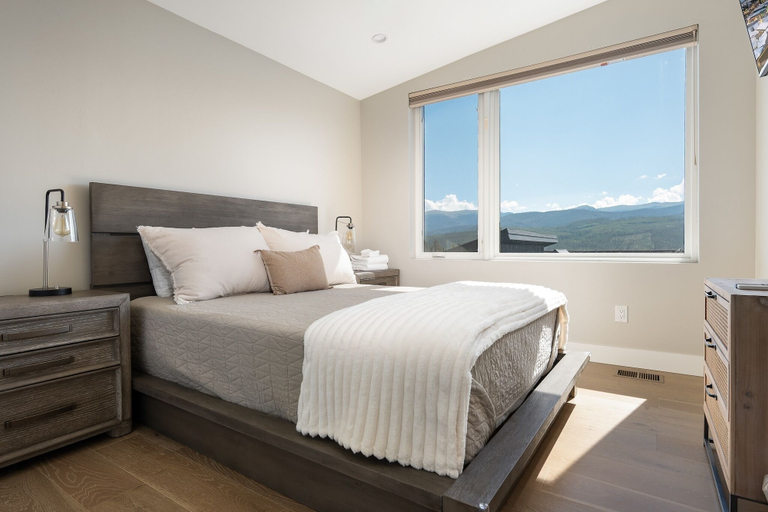 Room 5, Emerald Escape 3 Bedroom Home, Grand