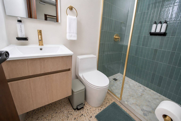 Bathroom, Room 11: Balcony Bliss in Creative Santurce