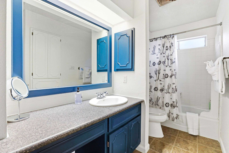 Room 2, Elegant Escape Sleeps 14 Games Pool Fire Pit, Bexar