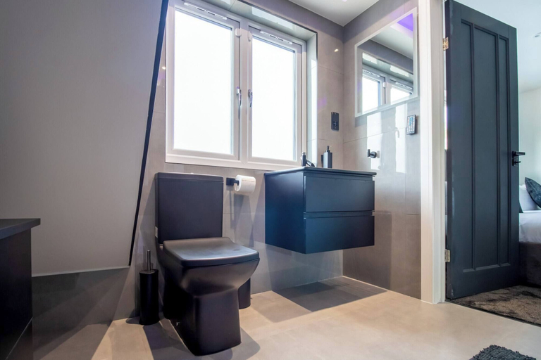 Spa, 4 Bedroom Luxury Home Features Hottub & Pool Table, London