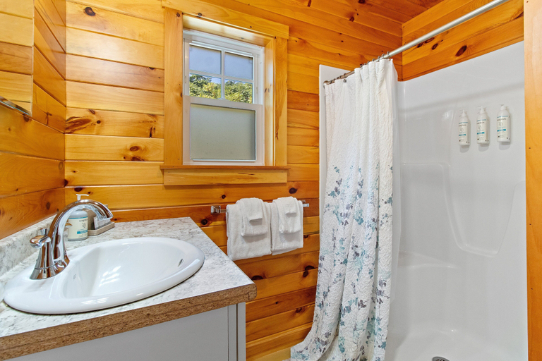 Bathroom 4, Cozy Lakefront Cottage With Stunning Views, Deck, BBQ Grill, and Outdoor Firepit, Lincoln