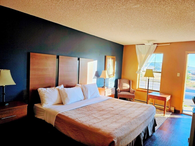 Room 5, Eagle Nest Inn & Apartments, Colfax
