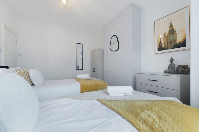 Room 4, Central Darlington Sleeps 8 With Wifi and Parking, Darlington