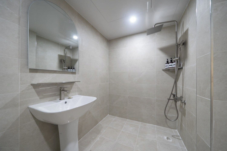 Bathroom 5, Hotel Eden at Kyunghee Univ, Dong-daemun