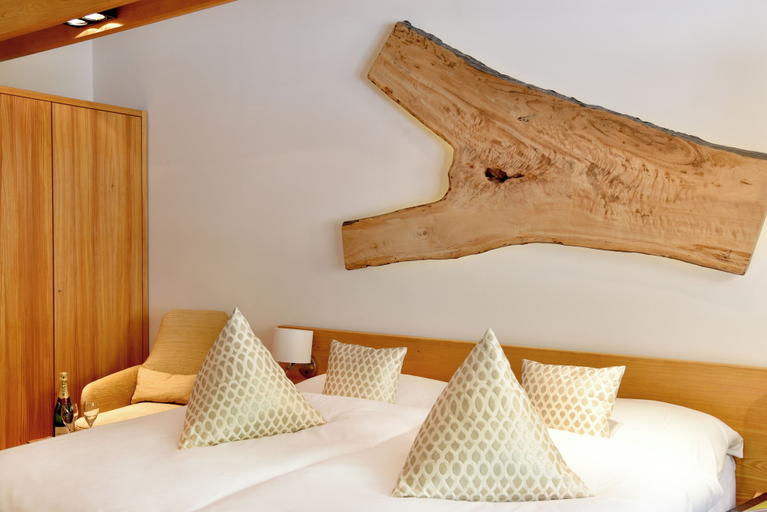 Bedroom 3, The Dom Hotel Saas-Fee by Dorint, Visp