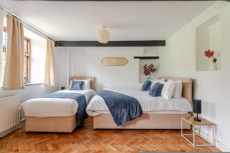 Room 4, 1641 Historic Farmhouse Sleeps 16 Bath Bristol, Bath and North East Somerset