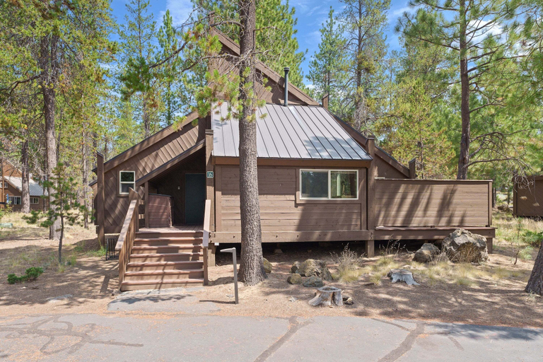 Exterior 3, 16 Pole House 2 Bedroom Home, Deschutes