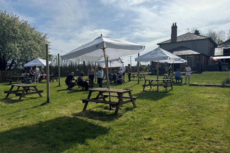 Outdoor dining 5, Pewsey Countryside Dome - Dog Friendly - Fire pit, Wiltshire