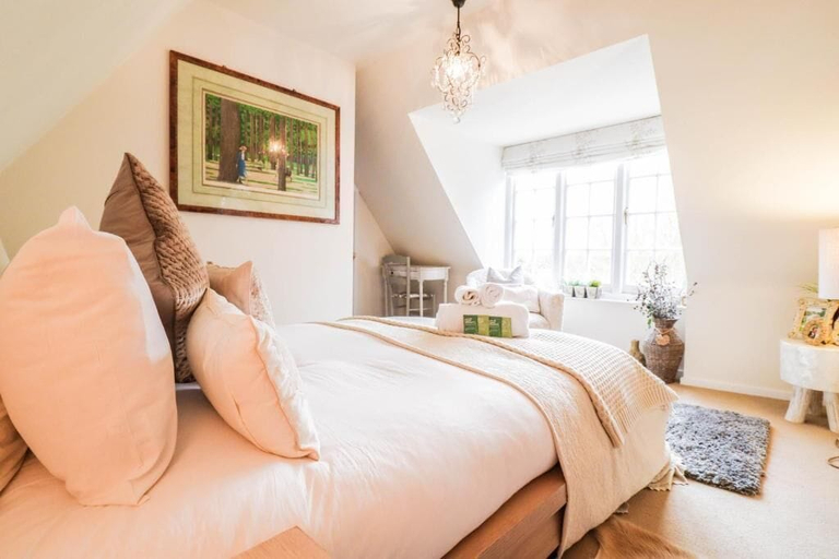 Room 1, Delightful Period Cottage 225 Oak Road, Essex