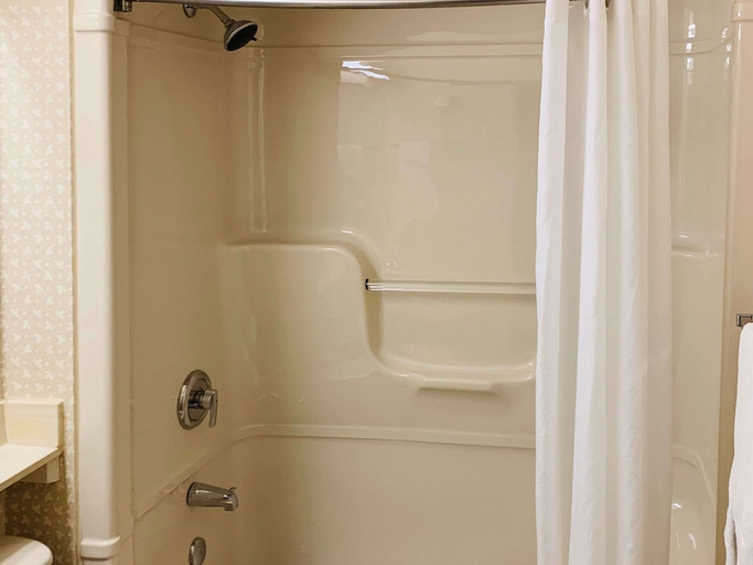 Bathroom 3, Econo Lodge Airport Ste Foy, Communauté-Urbaine-de-Québec
