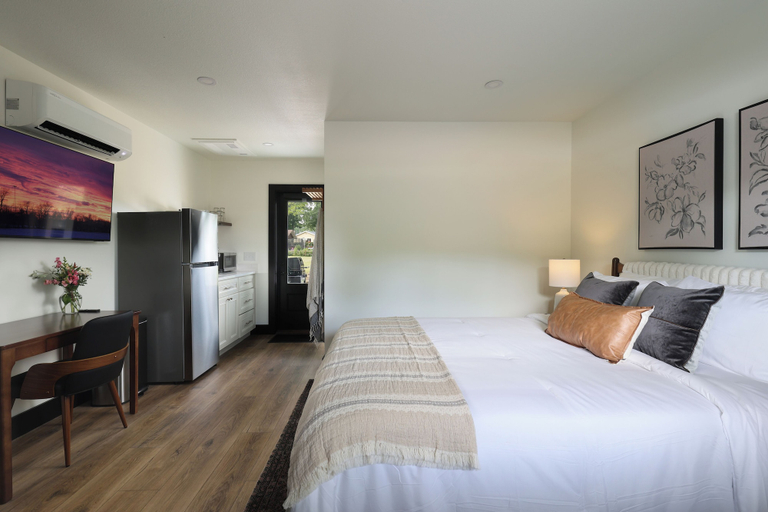 Room 1, The Timberlane Inn, Cass