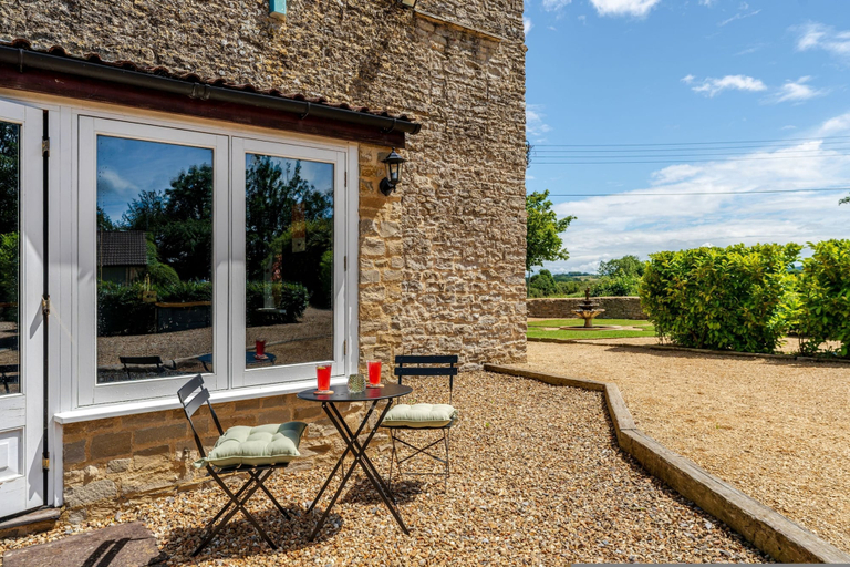 Room 2, 1641 Historic Farmhouse Sleeps 16 Bath Bristol, Bath and North East Somerset