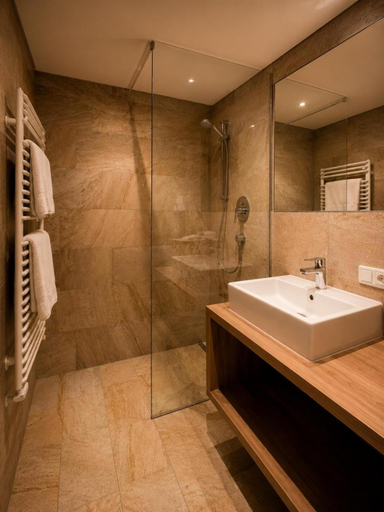 Bathroom 2, Berghof Apartments, Landeck