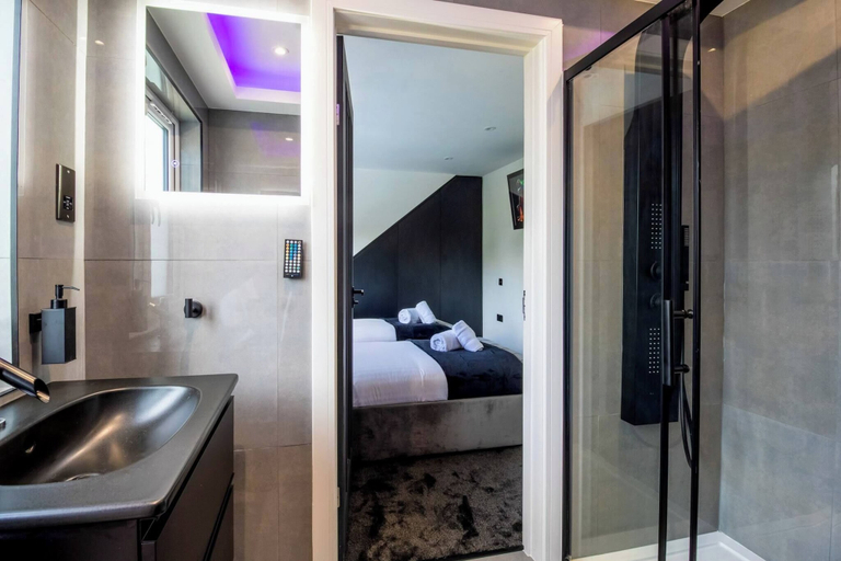 Room 2, 4 Bedroom Luxury Home Features Hottub & Pool Table, London