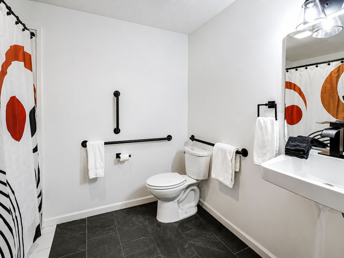 Bathroom 5, Grey Pine Lodge, Augusta