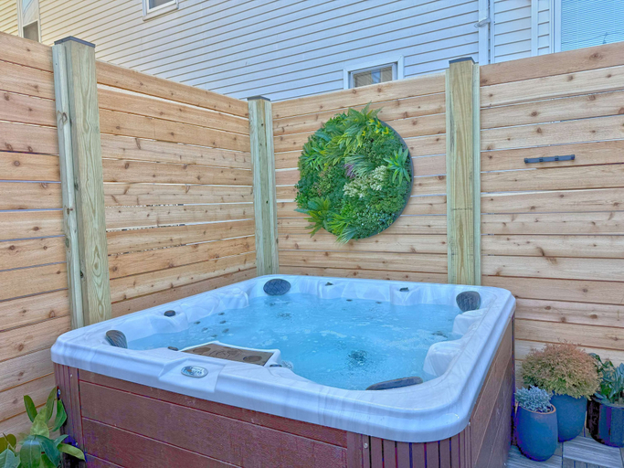 Room 4, Top Floor Loft 3BR w Skylights Spa Walkable