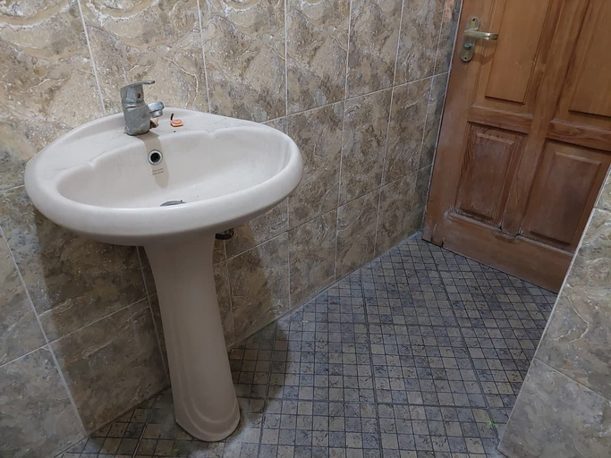 Bathroom 3, OYO 95178 Azifa Guest House, Sleman
