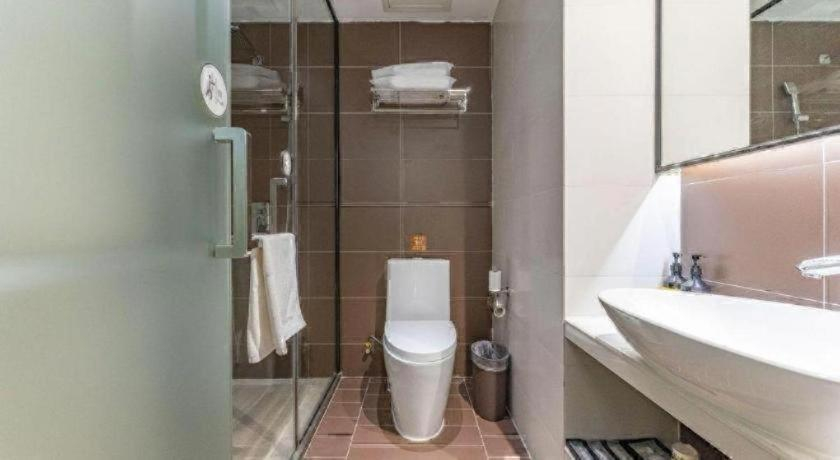 Bathroom 4, IU Hotel Shanwei Haifeng Passenger Station, Shanwei
