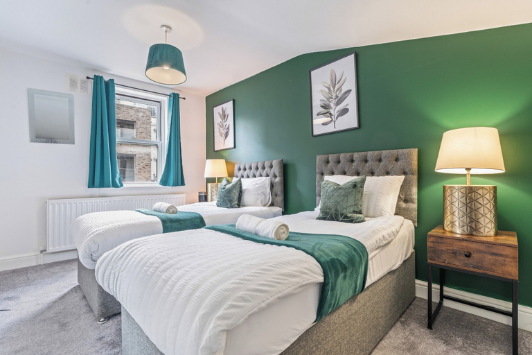 Room 5, Beautiful 2BR House in Camden, London