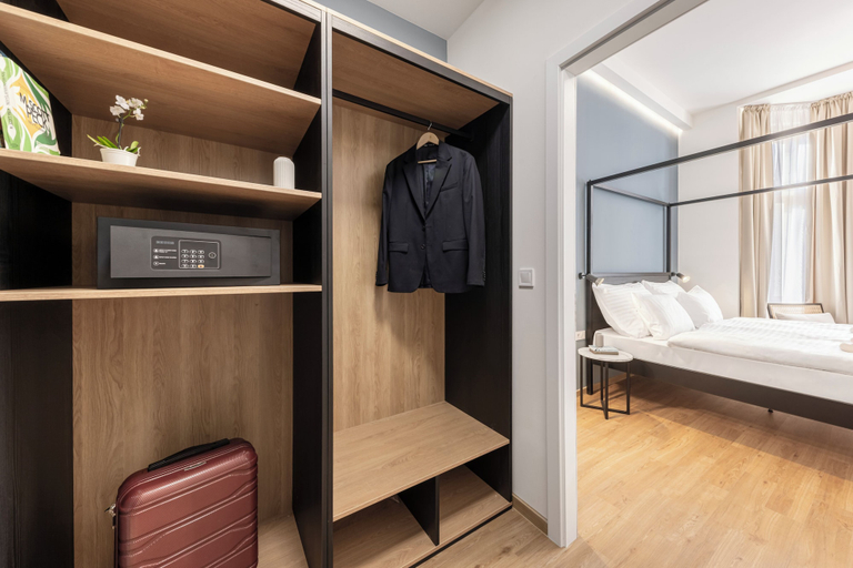 Room 4, Youngmann House, Praha 1