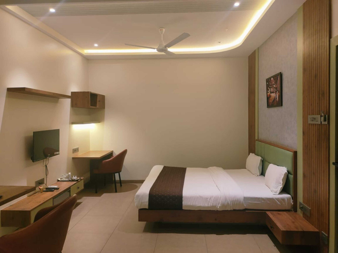 Room 2, Hotel Amar Palace, Ahmadnagar